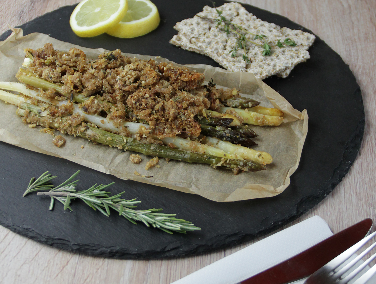 Baked asparagus crumble | Biog